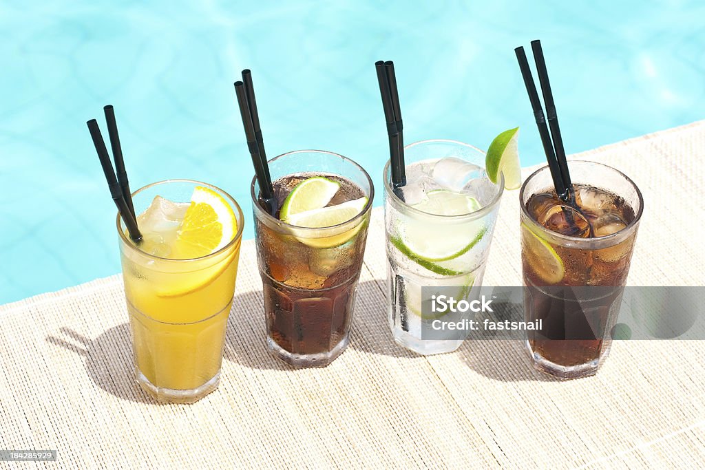 Cuatro mezclar bebidas populares cerca de waterpool cóctel - Foto de stock de Azul libre de derechos