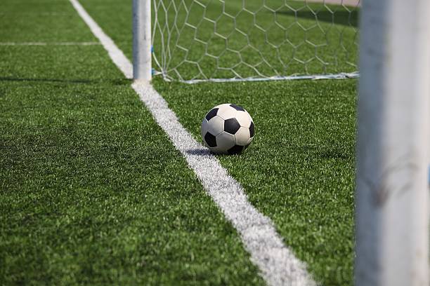 bola na trave - soccer soccer field artificial turf man made material imagens e fotografias de stock