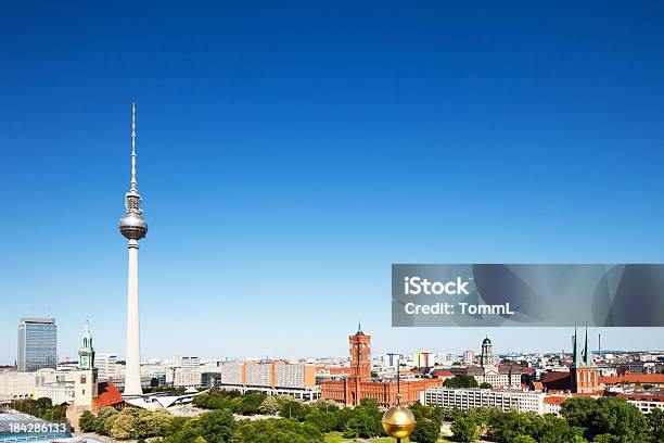 Torre Della Televisione Di Berlino E Municipio - Fotografie stock e altre immagini di Berlino - Germania - Berlino - Germania, Orizzonte urbano, Alexanderplatz