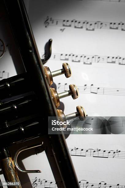 Trompete Und Musik Stockfoto und mehr Bilder von Ausrüstung und Geräte - Ausrüstung und Geräte, Blasinstrument, Blechblasinstrument