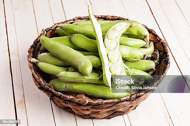 Fava Beans En Cesta Abierto Pod Foto de stock y más banco de imágenes de Aire libre - Aire libre, Alimento, Cesta