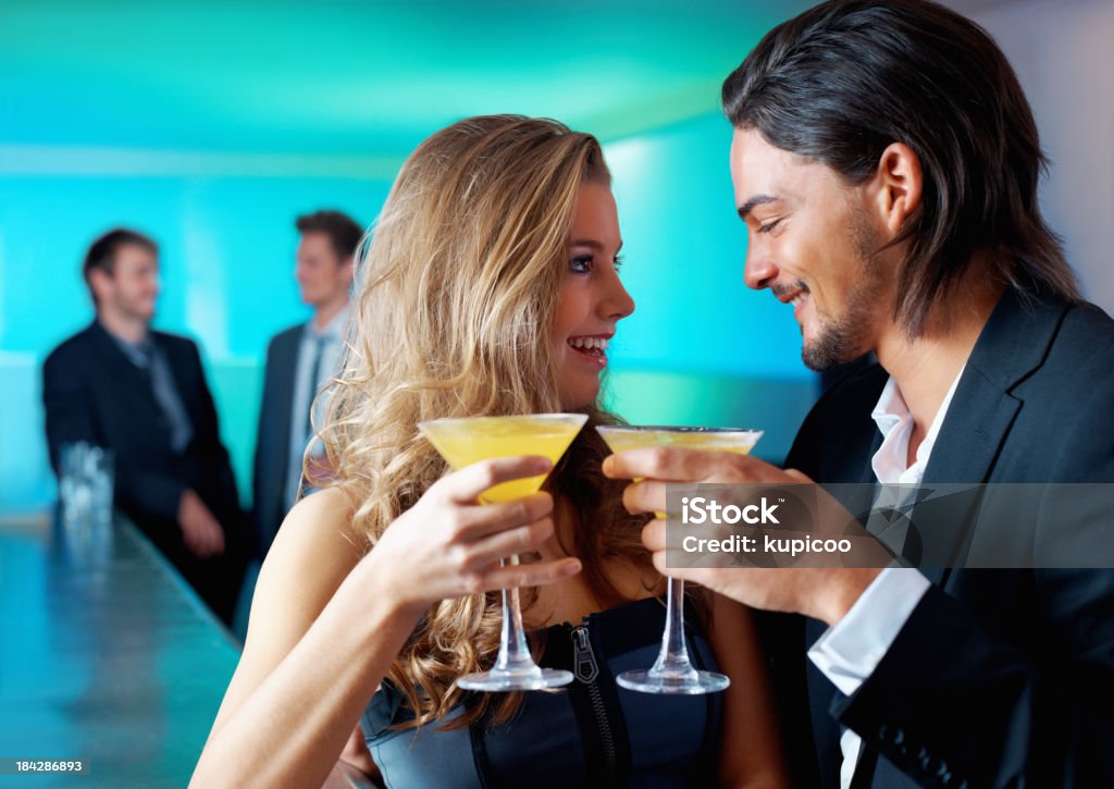 Casal jovem tendo um drinque juntos - Foto de stock de 20 Anos royalty-free