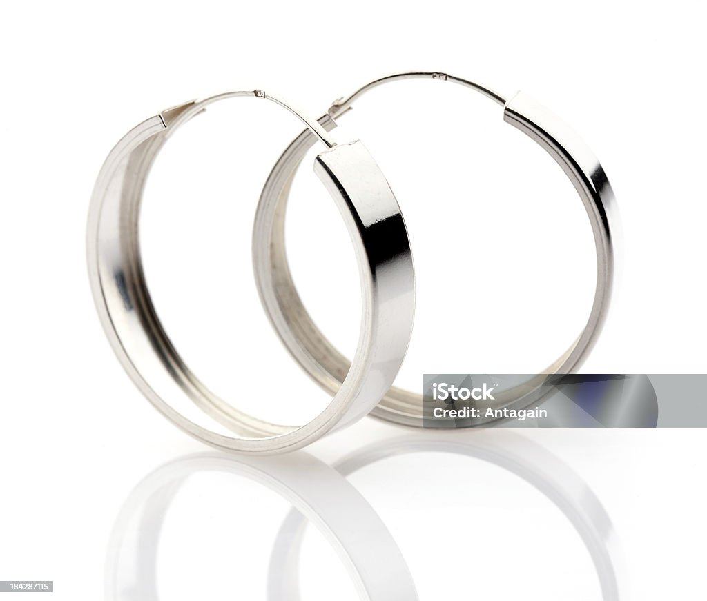 Silver hoop Brincos em um fundo branco - Foto de stock de Brinco royalty-free