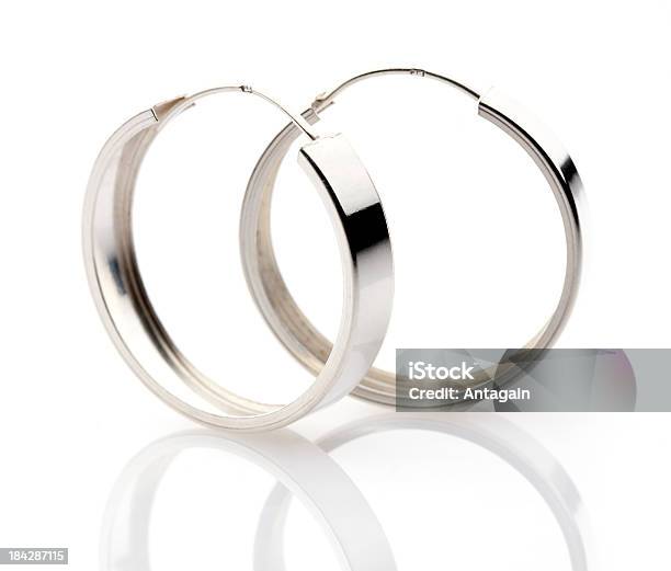 Foto de Silver Hoop Brincos Em Um Fundo Branco e mais fotos de stock de Brinco - Brinco, Prata, Prateado