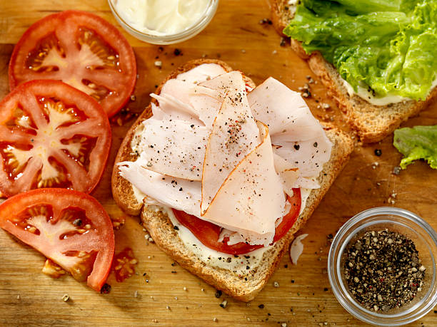 preparação de um sanduíche de peito de peru - turkey sandwich - fotografias e filmes do acervo