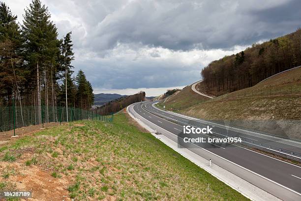 Estrada Principal - Fotografias de stock e mais imagens de Alfalto - Alfalto, Autoestrada, Berma da Estrada