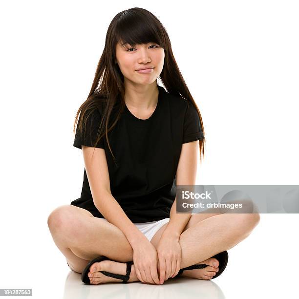 Retrato De Mujer Foto de stock y más banco de imágenes de Fondo blanco - Fondo blanco, Sentado, Estudiante de universidad