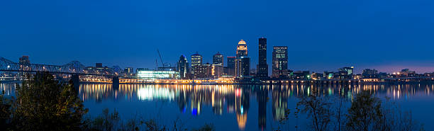 パノラマに広がる眺めをもつルーイヴィルの夕暮れ - louisville kentucky kentucky skyline waterfront ストックフォトと画像