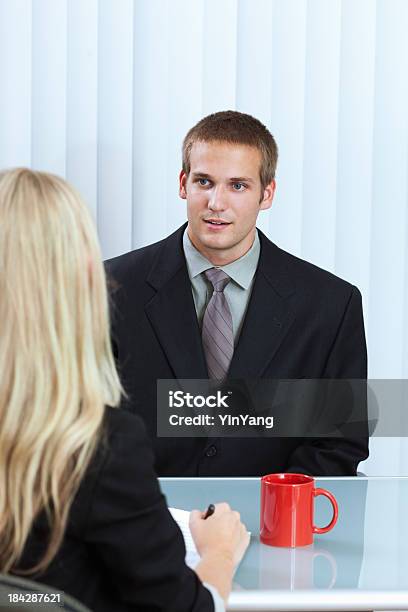 Foto de Jovem Empresário Em Entrevista Reunião Com O Gerente De Recursos Humanos e mais fotos de stock de Ansiedade