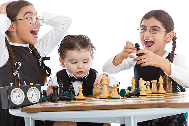 little irmão jogando com peças de xadrez - chess coordination leadership strategy - fotografias e filmes do acervo