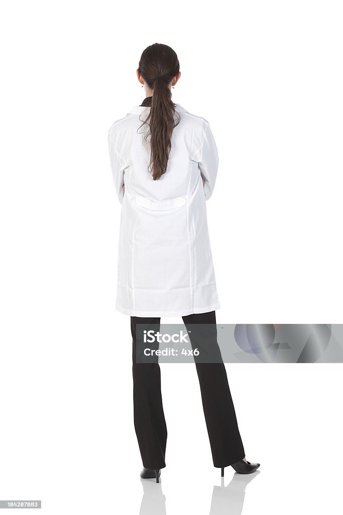 Vue arrière d'une femme médecin debout avec les bras croisés - Photo de Vue de dos libre de droits