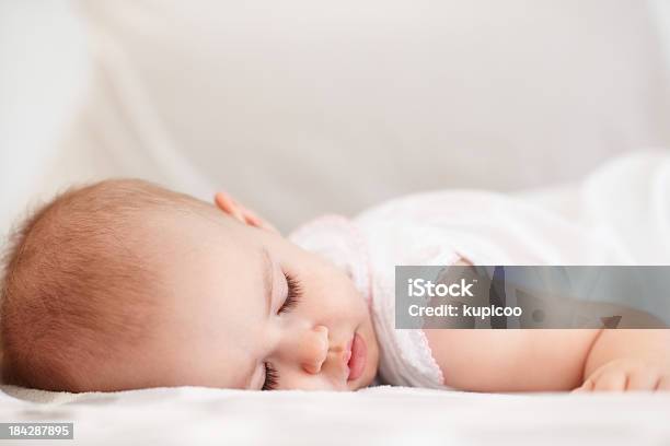 Dormire Il Bambino - Fotografie stock e altre immagini di Ambientazione interna - Ambientazione interna, Ambientazione tranquilla, Bambino