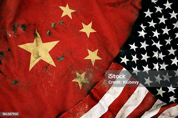 Grungy Bandeiras Da China E Dos Estados Unidos - Fotografias de stock e mais imagens de China - China, EUA, Bandeira Chinesa