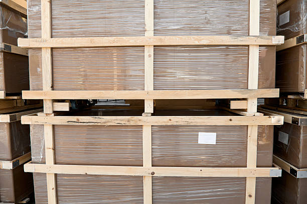 Yellow weight belt on wooden plywood in the middle. The yellow cargo strap holds the plywood box.