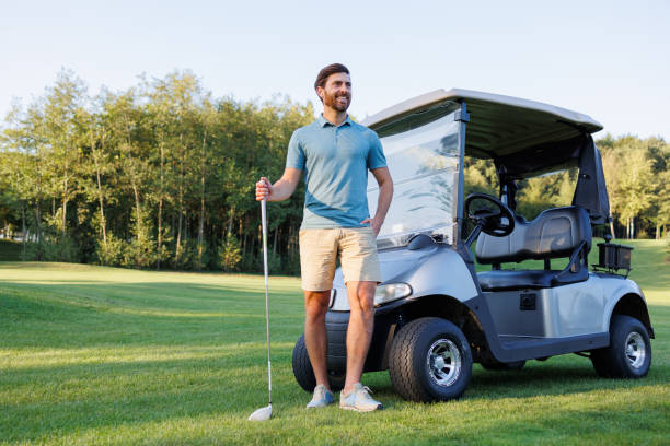 homme posant avec un équipement de golf - golf cart golf bag horizontal outdoors photos et images de collection