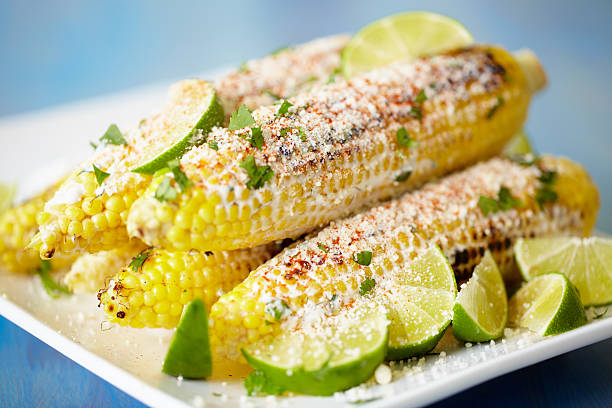 мексиканская уличная кукуруза - corn fruit vegetable corn on the cob стоковые фото и изображения