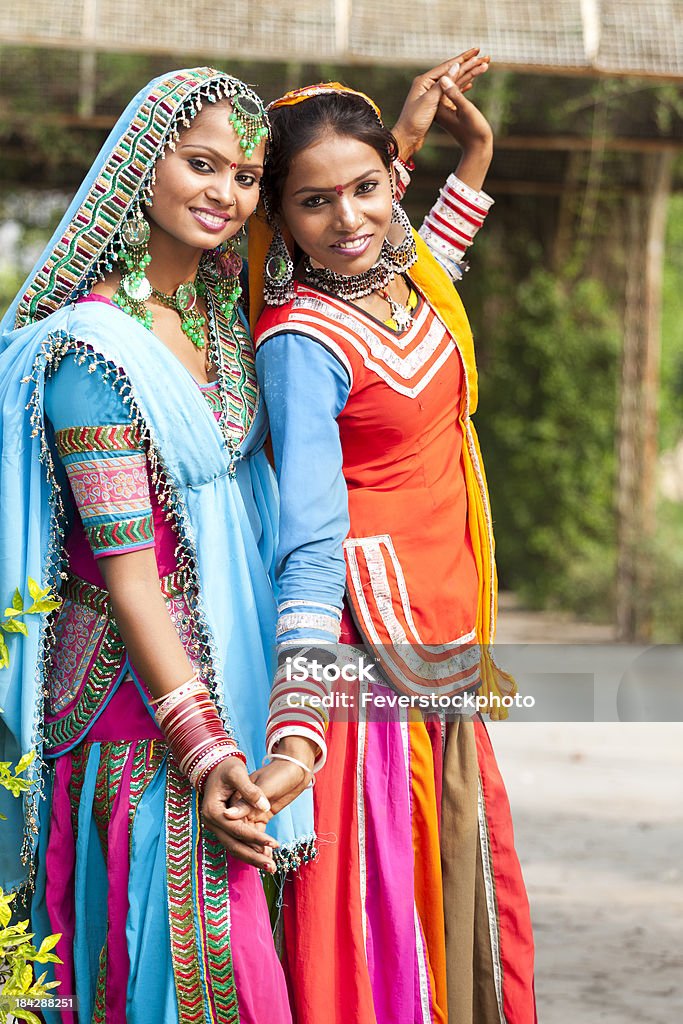 Due belle ballerini Folk donna indiana In abito tradizionale all'aperto - Foto stock royalty-free di Adolescente
