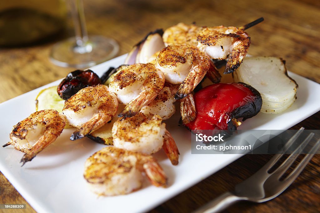 Des brochettes de crevettes - Photo de Crevette - Produit de la mer libre de droits