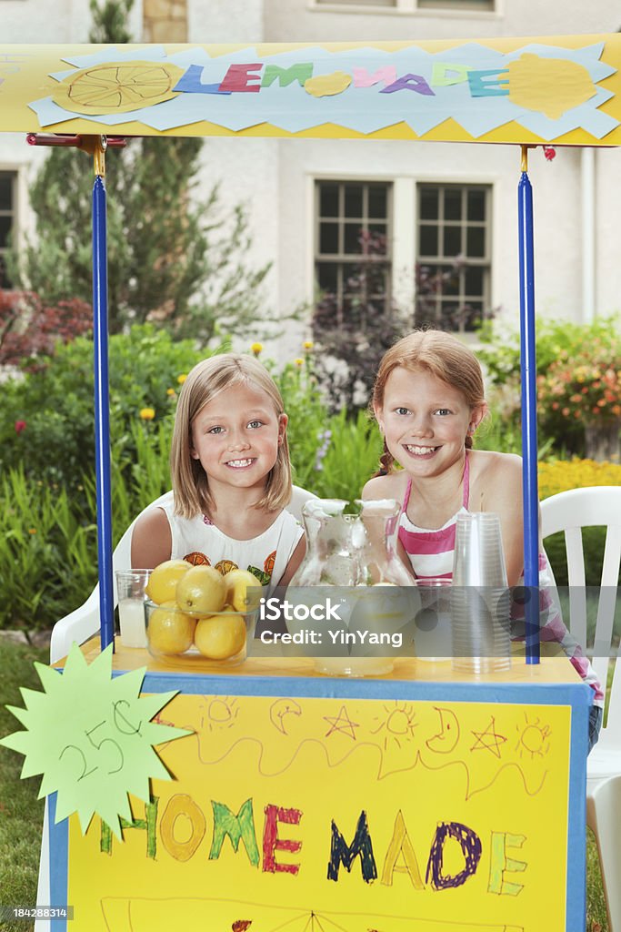 Meninas, negócios empresários com restaurante ao ar livre Summer Lemonade Stand Vt - Foto de stock de 10-11 Anos royalty-free