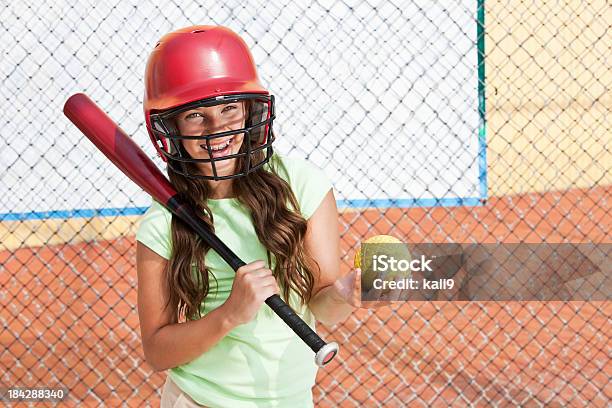 Photo libre de droit de Fille Avec Une Cage À La Batte banque d'images et plus d'images libres de droit de Petites filles - Petites filles, Softball, Batte de baseball