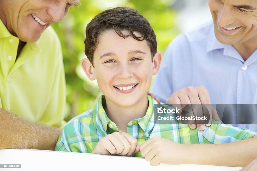 Tre generazione famiglia in un parco - Foto stock royalty-free di 70-79 anni