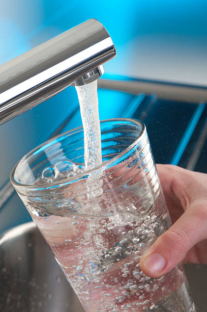 充填た冷たい水 - water faucet running water glass ストックフォトと画像
