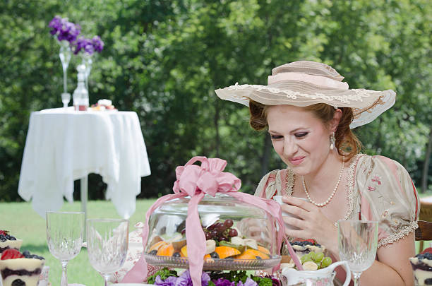 mujer victoriana disfrutar de una taza de té - tea women tea party afternoon tea fotografías e imágenes de stock
