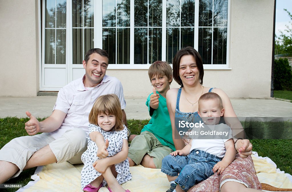 Família feliz sentado no quintal. - Foto de stock de 12-17 meses royalty-free