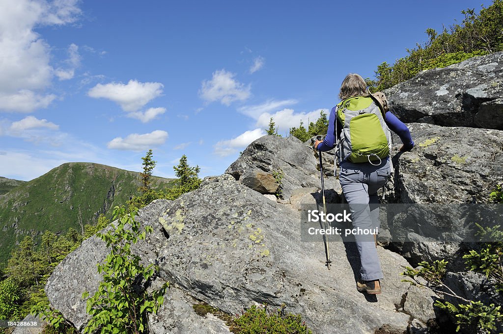 Arrampicata montagna donna - Foto stock royalty-free di Escursionismo