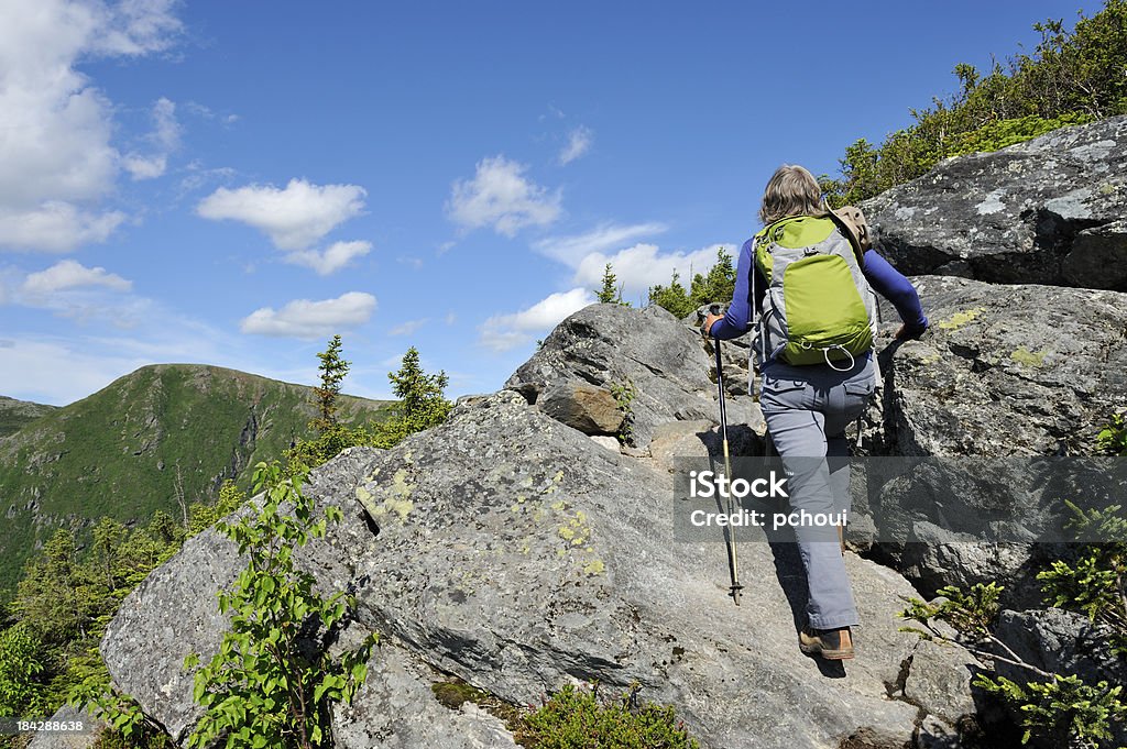 Женщина, восхождение на горы - Стоковые фото �Пешеходный туризм роялти-фри