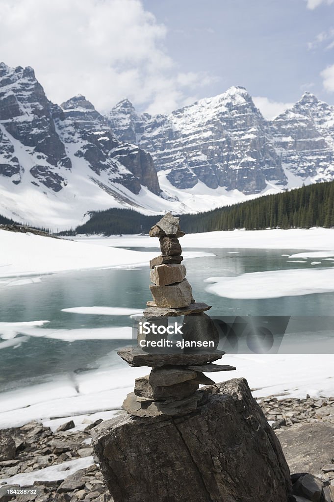 Inuit-Steindenkmal, gestapelte Steine im See Moraine lake - Lizenzfrei Kanada Stock-Foto