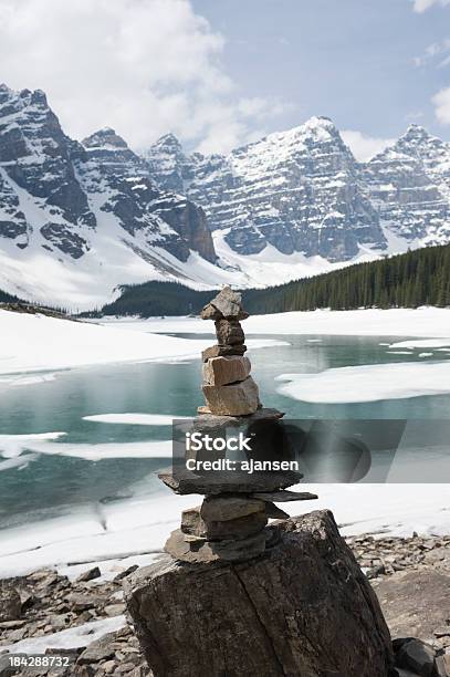 Inuitsteindenkmal Gestapelte Steine Im See Moraine Lake Stockfoto und mehr Bilder von Kanada