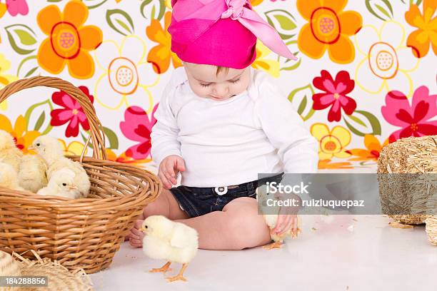 Foto de Linda Garota Segurando Um Pouco Farmer e mais fotos de stock de 12-17 meses - 12-17 meses, Agricultor, Agricultora