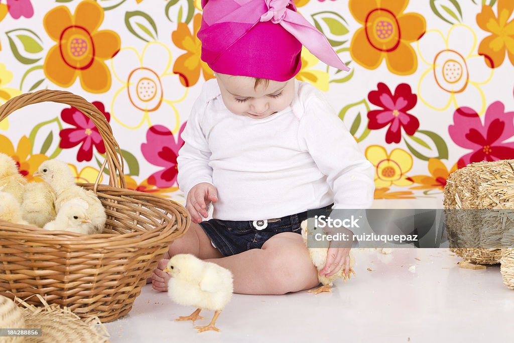 Милый маленький фермер, держащий chick - Стоковые фото 12-17 месяцев роялти-фри