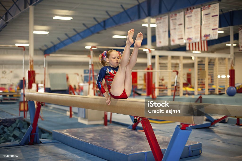 Young gimnasta practicar haz de rutina - Foto de stock de Barra de equilibrio libre de derechos