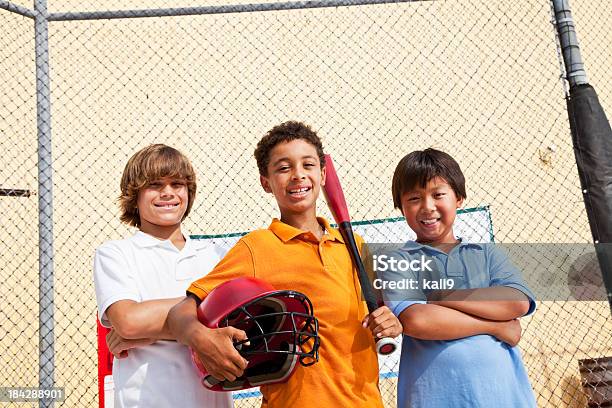 Chłopcy W Batting Klatka - zdjęcia stockowe i więcej obrazów 10-11 lat - 10-11 lat, 8 - 9 lat, Afroamerykanin