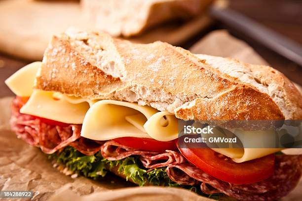 Panino Baguette - Fotografie stock e altre immagini di Alimentazione sana - Alimentazione sana, Ambientazione interna, Bologna sausage