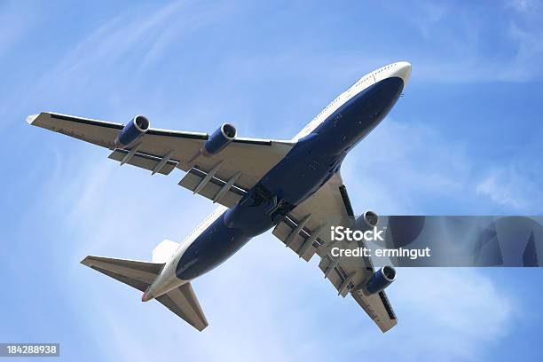 Boeing 747400 Desde Abajo Contra El Cielo Azul Con Nubes De Luz Foto de stock y más banco de imágenes de Reino Unido