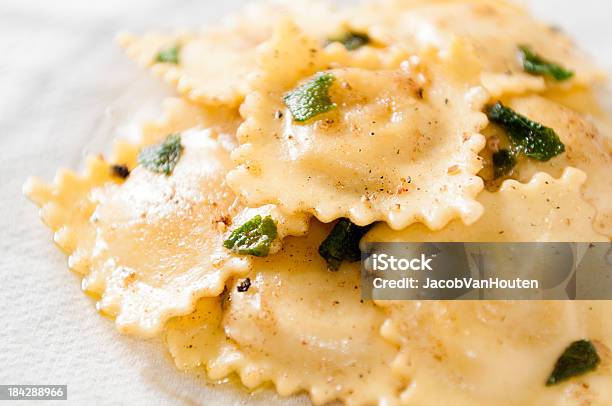 Photo libre de droit de Raviolis Au Fromage Et Sauce Au Beurre Brun À La Sauge banque d'images et plus d'images libres de droit de Ravioli