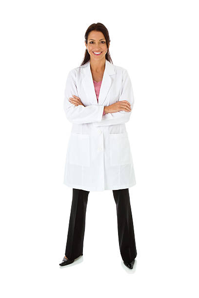 sonriente mujer de mediana edad usando la bata de laboratorio brazos cruzados - bata de laboratorio fotografías e imágenes de stock