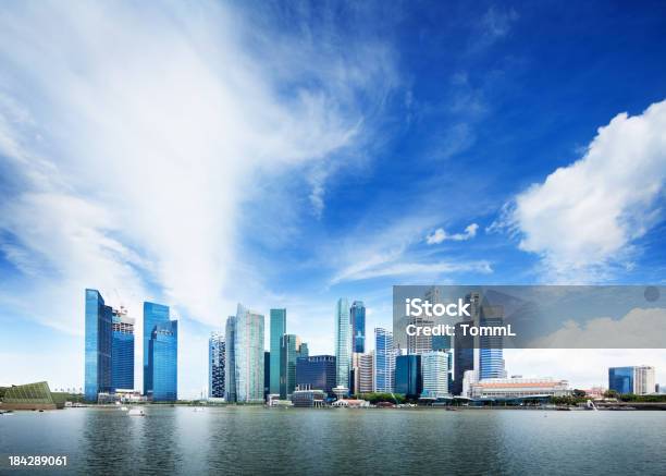 Skyline De Singapura - Fotografias de stock e mais imagens de Ao Ar Livre - Ao Ar Livre, Arquitetura, Arranha-céu