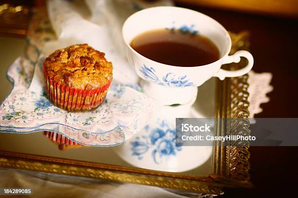 Bollo Con Café Foto de stock y más banco de imágenes de Al horno - Al horno, Alimento, Bandeja