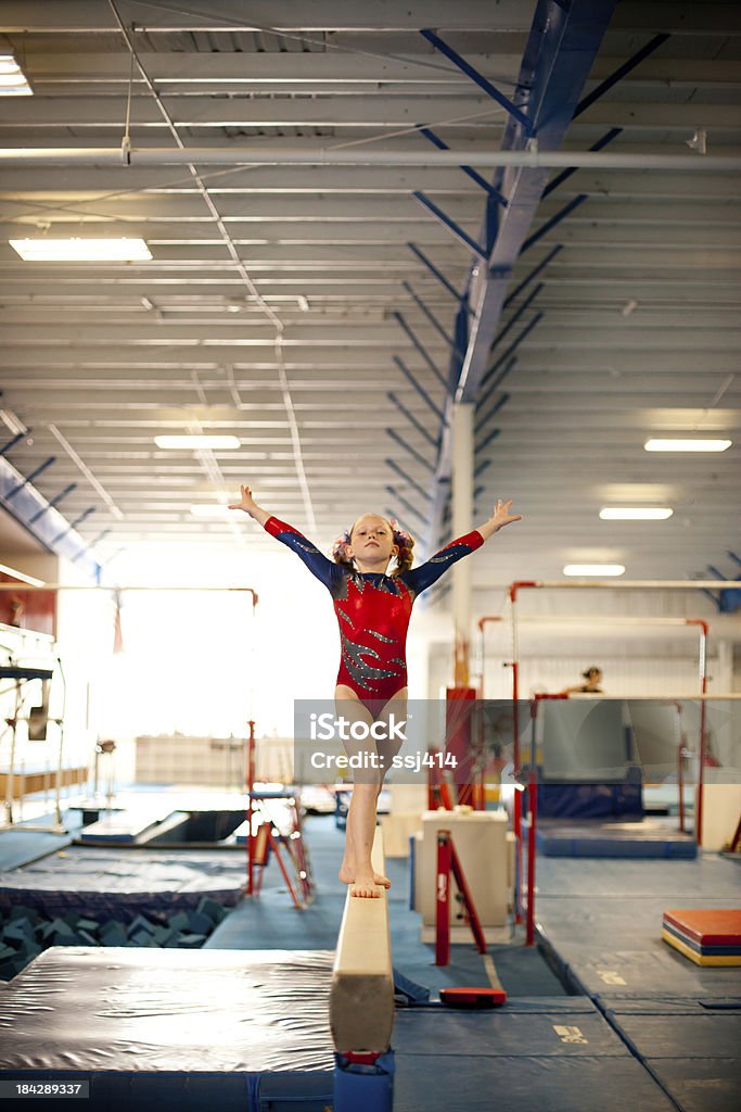 Młody Gymnast trenować na Równoważnia - Zbiór zdjęć royalty-free (Akrobata)