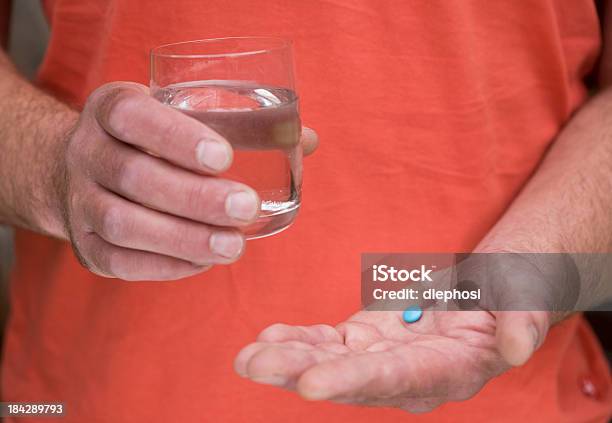 Foto de Tomando Pílulas Azuis e mais fotos de stock de Remédio para Impotência - Remédio para Impotência, Água gaseificada, Azul