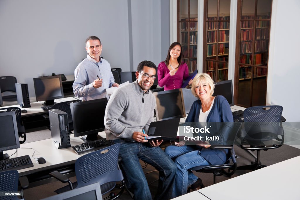 Gruppe von Personen verschiedener Herkunft von Erwachsenen arbeitet in computer lab - Lizenzfrei Computerlabor Stock-Foto