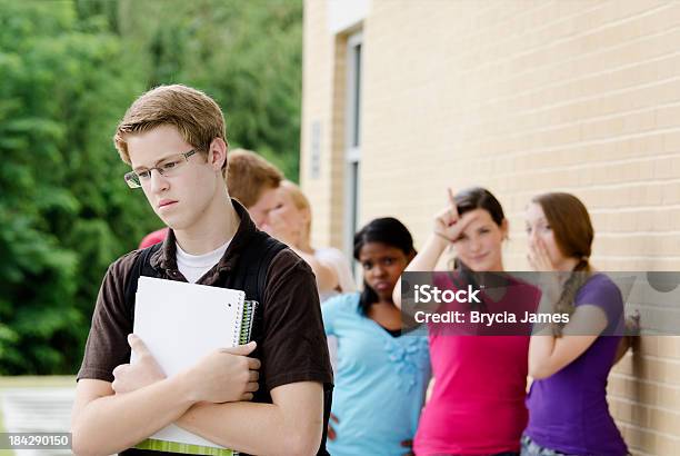 As Adolescências Intimidar Na Caixadeóculos - Fotografias de stock e mais imagens de Edifício escolar - Edifício escolar, Intimidar, Adolescente