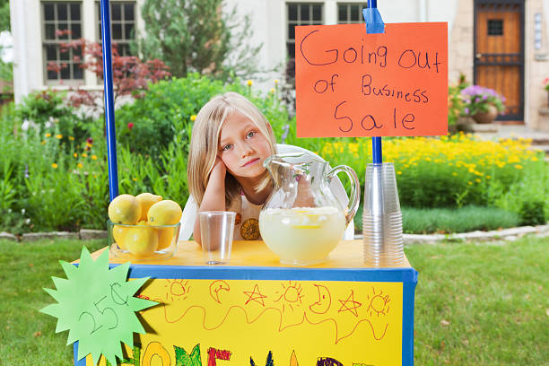 giovane ragazza business imprenditore con recessione non bancarella della limonata hz - lemonade stand lemonade child failure foto e immagini stock