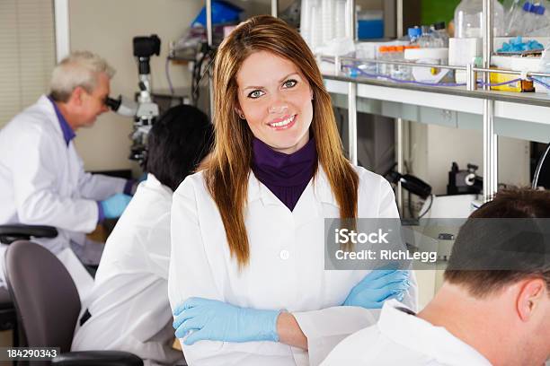 Operaio Di Laboratorio - Fotografie stock e altre immagini di Adulto - Adulto, Allegro, Ambulatorio medico