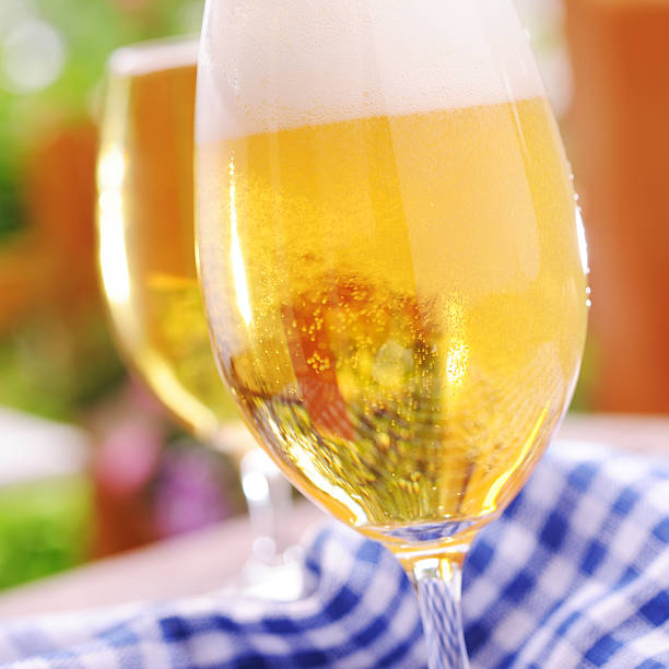 świeże piwo - serving drink beer garden beer glass zdjęcia i obrazy z banku zdjęć