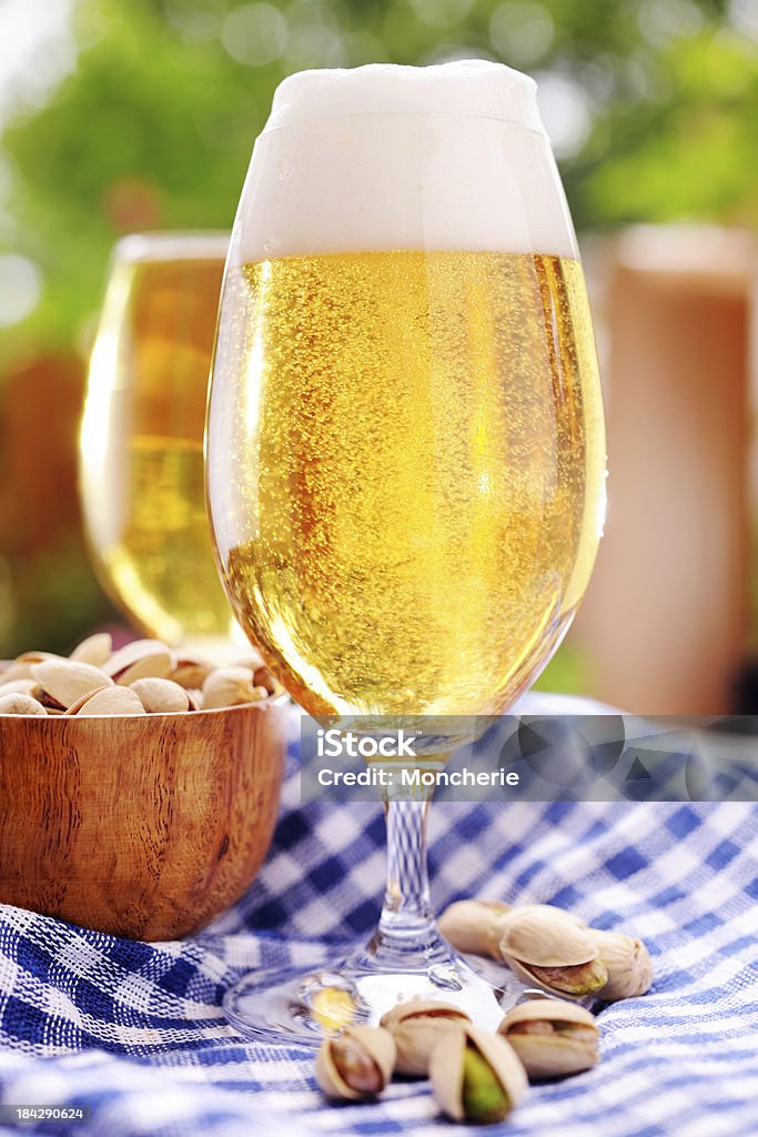 Cerveja fresca e as refeições ligeiras - Royalty-free Alimentação Não-saudável Foto de stock